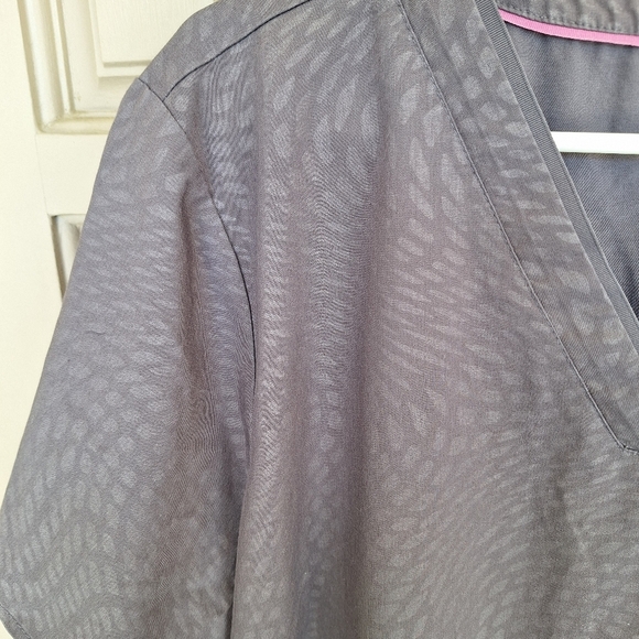 Gray V-Neck Scrub Top Plus Sz2X Pockets Short Sleeves - Picture 3 of 7